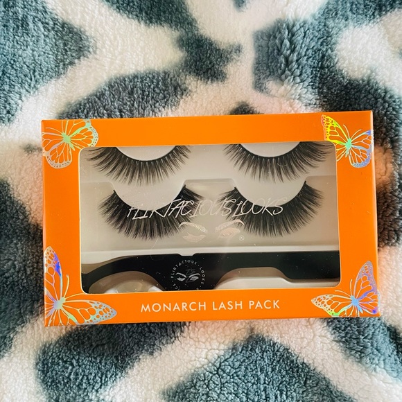 Brand new in box! Flirtatious looks cosmetics lash - Picture 2 of 5
